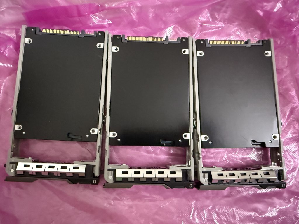 Dell EMC Kioxia 7.68TB 24G SAS 2.5″ Enterprise SSD KPM6XRUG7T68 0YM0T1